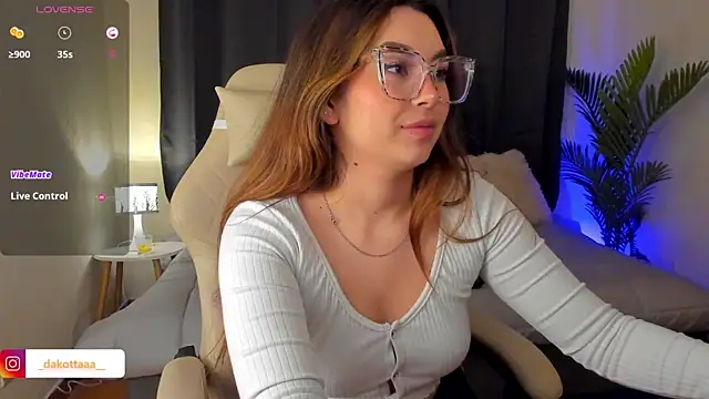 Snapshot of dakottaa_ chatting on November 11, 11:38 pm dakottaa online show from November 11, 11:38 pm