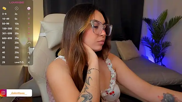 Snapshot of dakottaa_ chatting on November 15, 11:21 pm dakottaa online show from November 15, 11:21 pm