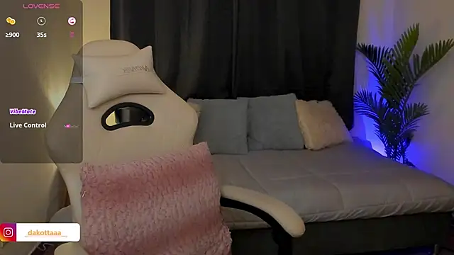 Snapshot of dakottaa_ chatting on November 27, 11:40 pm dakottaa online show from November 27, 11:40 pm