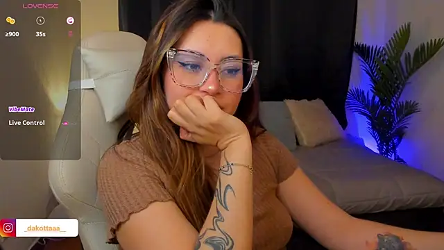 Snapshot of dakottaa_ chatting on November 29, 11:41 pm dakottaa online show from November 29, 11:41 pm