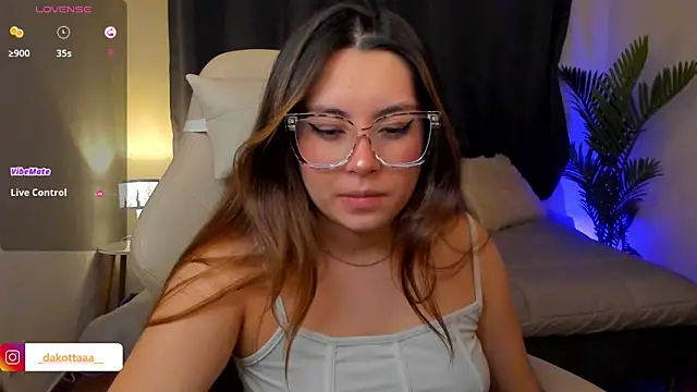 Snapshot of dakottaa_ chatting on December 2, 11:34 pm dakottaa online show from December 2, 11:34 pm