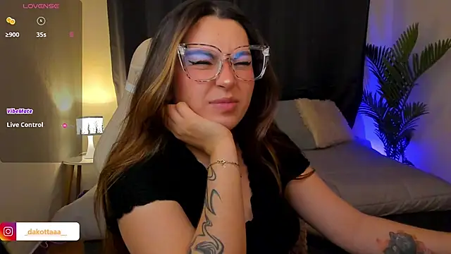 Snapshot of dakottaa_ chatting on December 3, 11:36 pm dakottaa online show from December 3, 11:36 pm