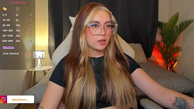 dakottaa  online show from April 24, 12:02 am