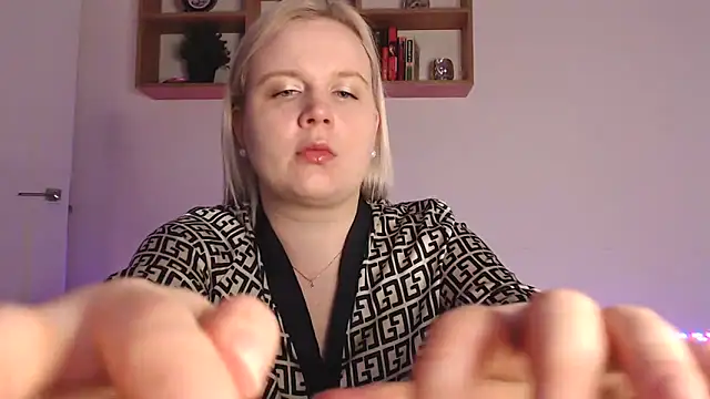 Snapshot of Karolina_love_ chatting on October 25, 5:19 pm Karolina love online show from October 25, 5:19 pm