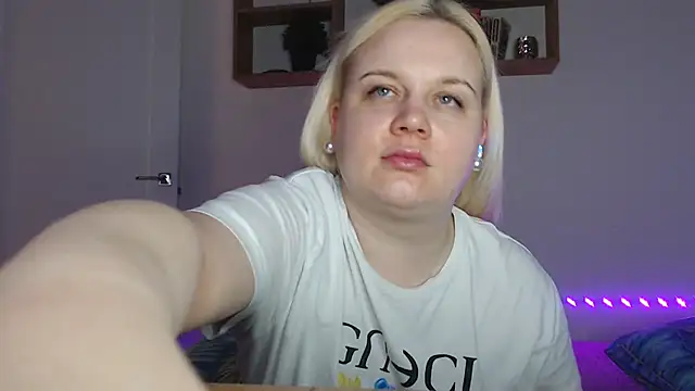 Snapshot of Karolina_love_ chatting on February 17, 1:02 am Karolina love online show from February 17, 1:02 am