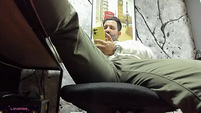 Snapshot of Maxi_TheBigDaddy chatting on November 6, 4:30 pm Maxi TheBigDaddy online show from November 6, 4:30 pm