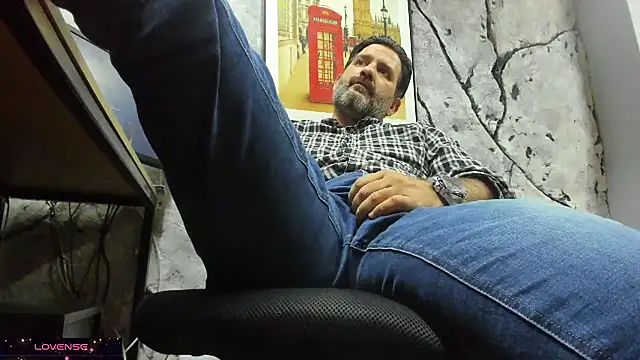 Snapshot of Maxi_TheBigDaddy chatting on December 3, 11:58 pm Maxi TheBigDaddy online show from December 3, 11:58 pm