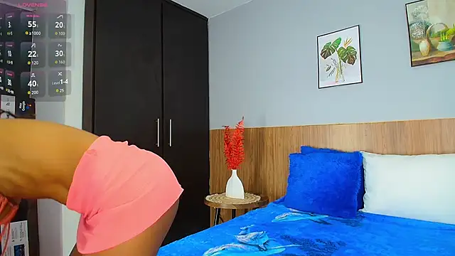 Snapshot of EmiliBonnie chatting on December 18, 10:05 pm EmiliBonnie online show from December 18, 10:05 pm