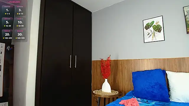 Snapshot of EmiliBonnie chatting on December 19, 10:44 am EmiliBonnie online show from December 19, 10:44 am