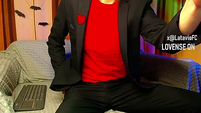 Snapshot of Midnighter_ chatting on October 31, 11:06 pm Midnighter online show from October 31, 11:06 pm