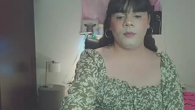 Snapshot of Violetacam_05 chatting on January 19, 5:15 am Violetacam 05 online show from January 19, 5:15 am