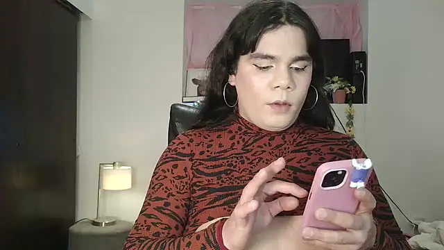 Snapshot of Violetacam_05 chatting on January 22, 3:52 am Violetacam 05 online show from January 22, 3:52 am