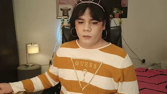 Snapshot of Violetacam_05 chatting on February 1, 3:41 am Violetacam 05 online show from February 1, 3:41 am