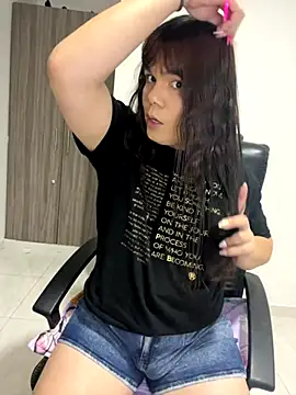 Snapshot of Violetacam_05 chatting on October 8, 7:39 am Violetacam 05 online show from October 8, 7:39 am