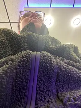 Snapshot of QueenNuttCollector chatting on March 1, 2:55 pm QueenNuttCollector online show from March 1, 2:55 pm