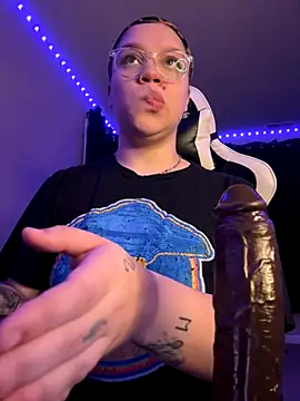 Snapshot of QueenNuttCollector chatting on October 19, 9:54 am QueenNuttCollector online show from October 19, 9:54 am