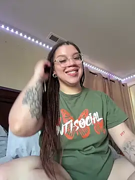 QueenNuttCollector online show from December 18, 5:41 pm