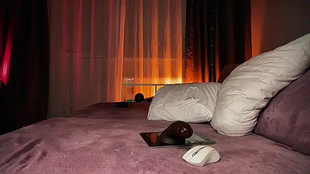 Snapshot of Pi-x-ie chatting on February 8, 4:10 pm Pi-x-ie online show from February 8, 4:10 pm