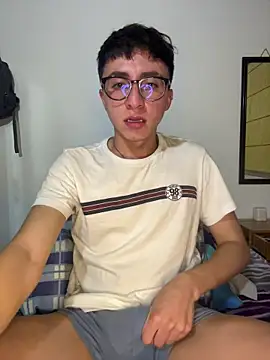 Snapshot of CamiRojas_boy chatting on June 22, 4:09 am CamiRojas boy online show from June 22, 4:09 am