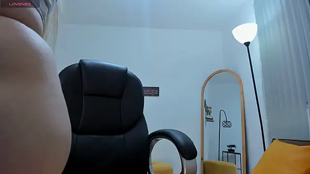 Snapshot of camiilaa1 chatting on December 8, 7:05 am camiilaa1 online show from December 8, 7:05 am