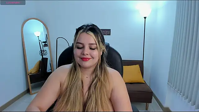 Snapshot of camiilaa1 chatting on January 19, 5:37 am camiilaa1 online show from January 19, 5:37 am