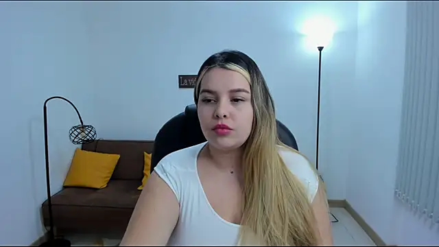 Snapshot of camiilaa1 chatting on February 8, 4:57 am camiilaa1 online show from February 8, 4:57 am