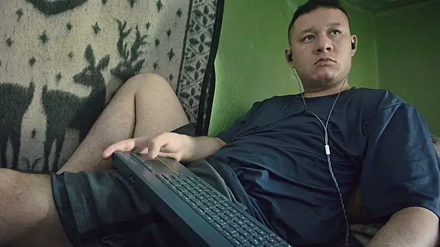 Snapshot of sweet_cock28 chatting on May 4, 3:19 pm sweet cock28 online show from May 4, 3:19 pm