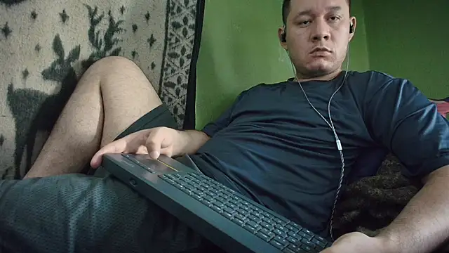 Snapshot of sweet_cock28 chatting on May 19, 3:18 pm sweet cock28 online show from May 19, 3:18 pm