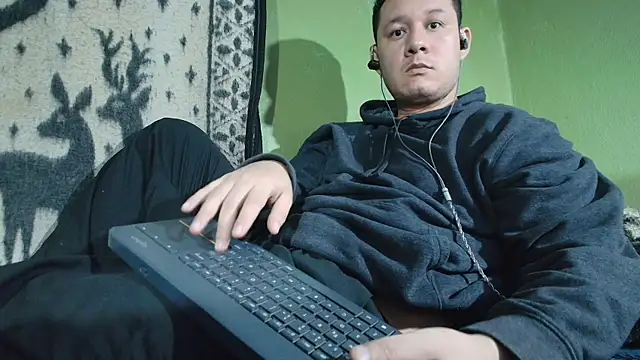 Snapshot of sweet_cock28 chatting on May 27, 1:57 am sweet cock28 online show from May 27, 1:57 am