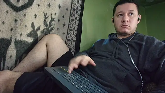 Snapshot of sweet_cock28 chatting on May 29, 3:21 pm sweet cock28 online show from May 29, 3:21 pm