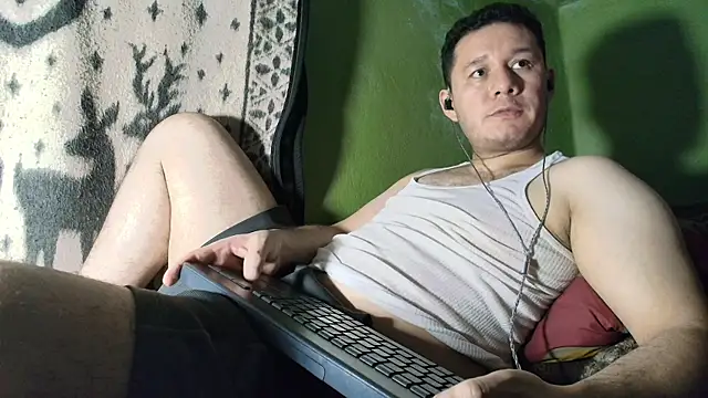 Snapshot of sweet_cock28 chatting on June 3, 3:31 am sweet cock28 online show from June 3, 3:31 am