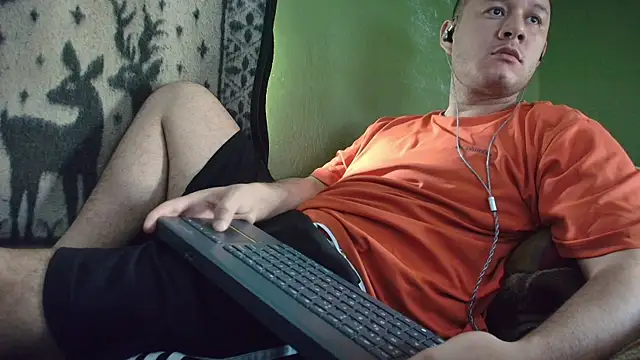 Snapshot of sweet_cock28 chatting on June 17, 3:13 pm sweet cock28 online show from June 17, 3:13 pm