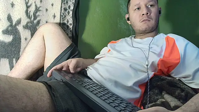 Snapshot of sweet_cock28 chatting on July 18, 3:33 am sweet cock28 online show from July 18, 3:33 am