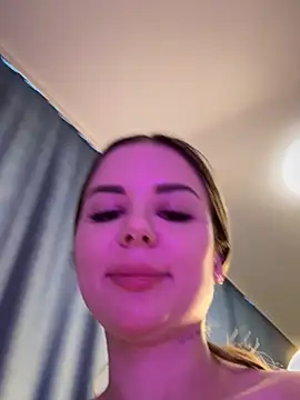 Snapshot of Alina_Vibe_Me chatting on February 25, 11:44 pm Alina Vibe Me online show from February 25, 11:44 pm