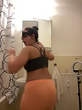 Snapshot of Sarahkhaalifa chatting on November 13, 9:36 pm Sarahkhaalifa online show from November 13, 9:36 pm