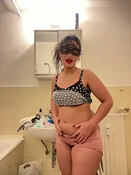 Snapshot of Sarahkhaalifa chatting on November 15, 9:11 pm Sarahkhaalifa online show from November 15, 9:11 pm