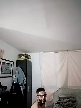 Snapshot of leo_logan chatting on December 23, 5:27 am leo logan online show from December 23, 5:27 am