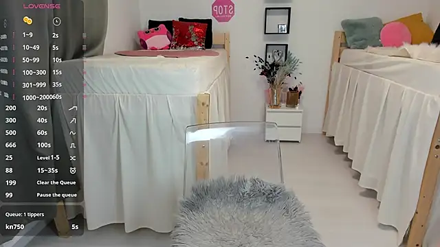 Snapshot of 18perfecttits chatting on December 14, 12:23 pm 18perfecttits online show from December 14, 12:23 pm