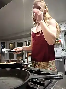 Snapshot of GoldenFlameGoddess chatting on February 15, 2:04 am GoldenFlameGoddess online show from February 15, 2:04 am