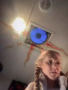Snapshot of GoldenFlameGoddess chatting on March 18, 2:15 am GoldenFlameGoddess online show from March 18, 2:15 am
