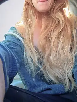 Snapshot of GoldenFlameGoddess chatting on September 23, 6:44 pm GoldenFlameGoddess online show from September 23, 6:44 pm
