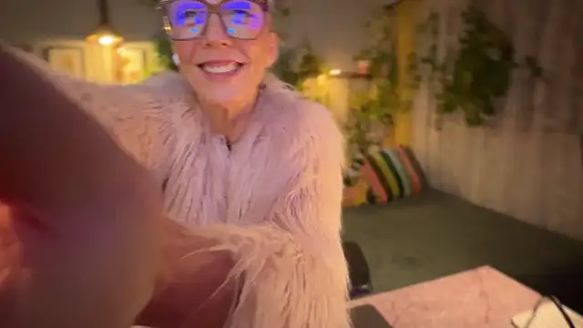 Snapshot of sunniedayz_ chatting on November 21, 1:32 pm sunniedayz online show from November 21, 1:32 pm