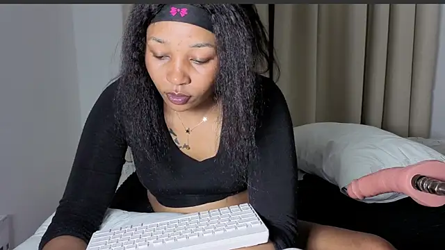 Snapshot of sexycabdy chatting on November 10, 11:04 pm sexycabdy online show from November 10, 11:04 pm