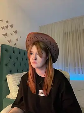 Snapshot of _Chlo__e chatting on February 14, 4:26 am Chlo e online show from February 14, 4:26 am