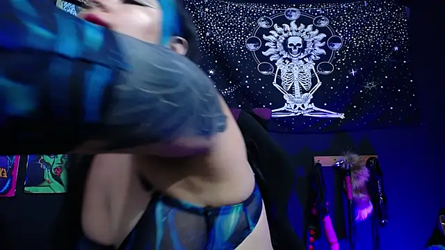 Snapshot of Yourmadame_P chatting on December 16, 11:50 pm Yourmadame P online show from December 16, 11:50 pm