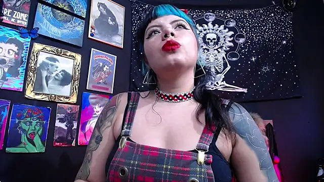 Snapshot of Yourmadame_P chatting on January 22, 9:43 pm Yourmadame P online show from January 22, 9:43 pm