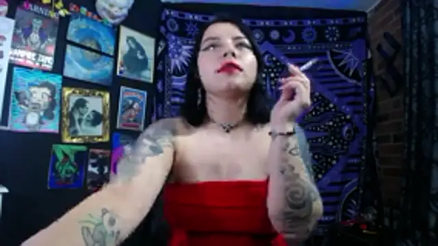 Snapshot of Yourmadame_P chatting on November 11, 12:21 am Yourmadame P online show from November 11, 12:21 am