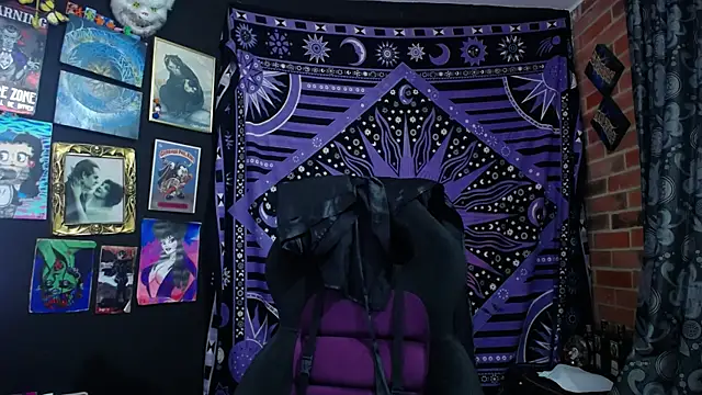 Snapshot of Yourmadame_P chatting on November 25, 11:49 pm Yourmadame P online show from November 25, 11:49 pm