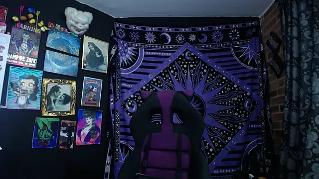 Snapshot of Yourmadame_P chatting on December 18, 12:27 am Yourmadame P online show from December 18, 12:27 am