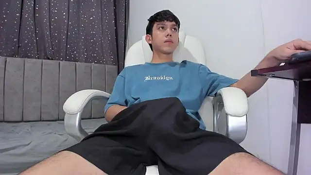 Snapshot of The_skinnyguys chatting on January 24, 10:19 pm The skinnyguys online show from January 24, 10:19 pm